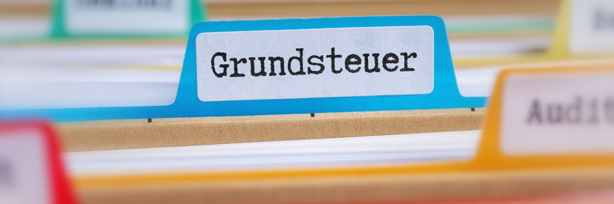 Akten mit der Beschriftung Grundsteuer