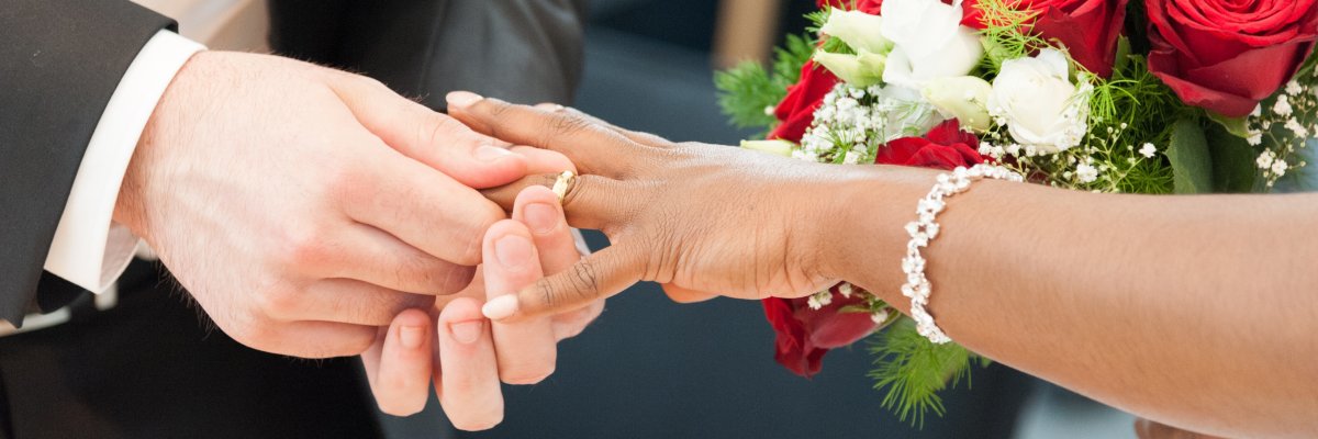 Ein Brautpaar tauscht Eheringe aus Ein Brautpaar tauscht Eheringe aus