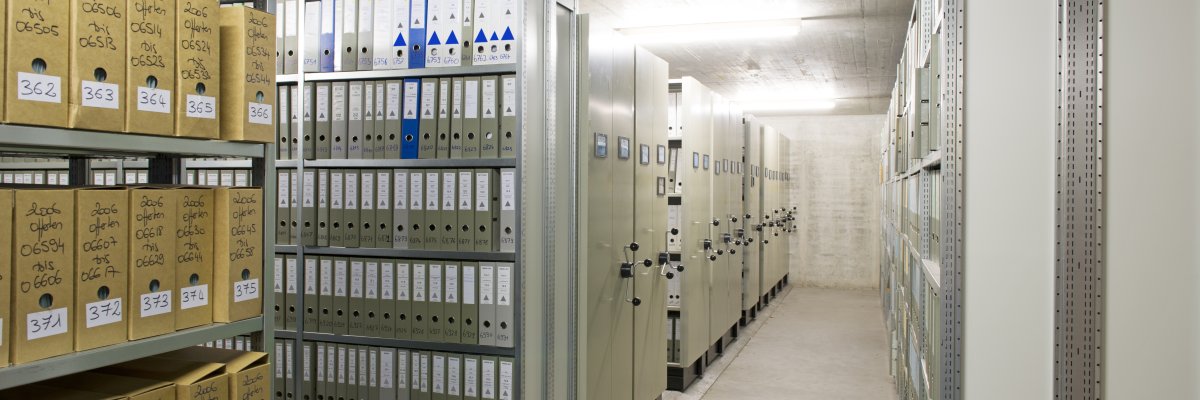 Archiv einer Firma mit Regalen voller Aktenordner. Archiv einer Firma mit Regalen voller Aktenordner.